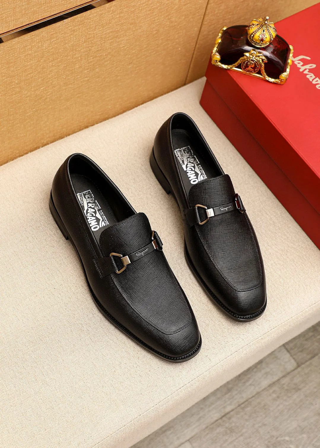 Men's shoes 💰460 💐 Product trademark: Ferragamo "Ferragamo" casual leather shoes Regular size: 38-44 (45.46🉑️customized) Product materials: Selected imported first-layer cross-grain cowhide leather upper + luxury hardware buckle, imported water-dyed cow leather lining. Strong three-dimensional visual effect, original rubber outsole Color: 1⃣️color optional